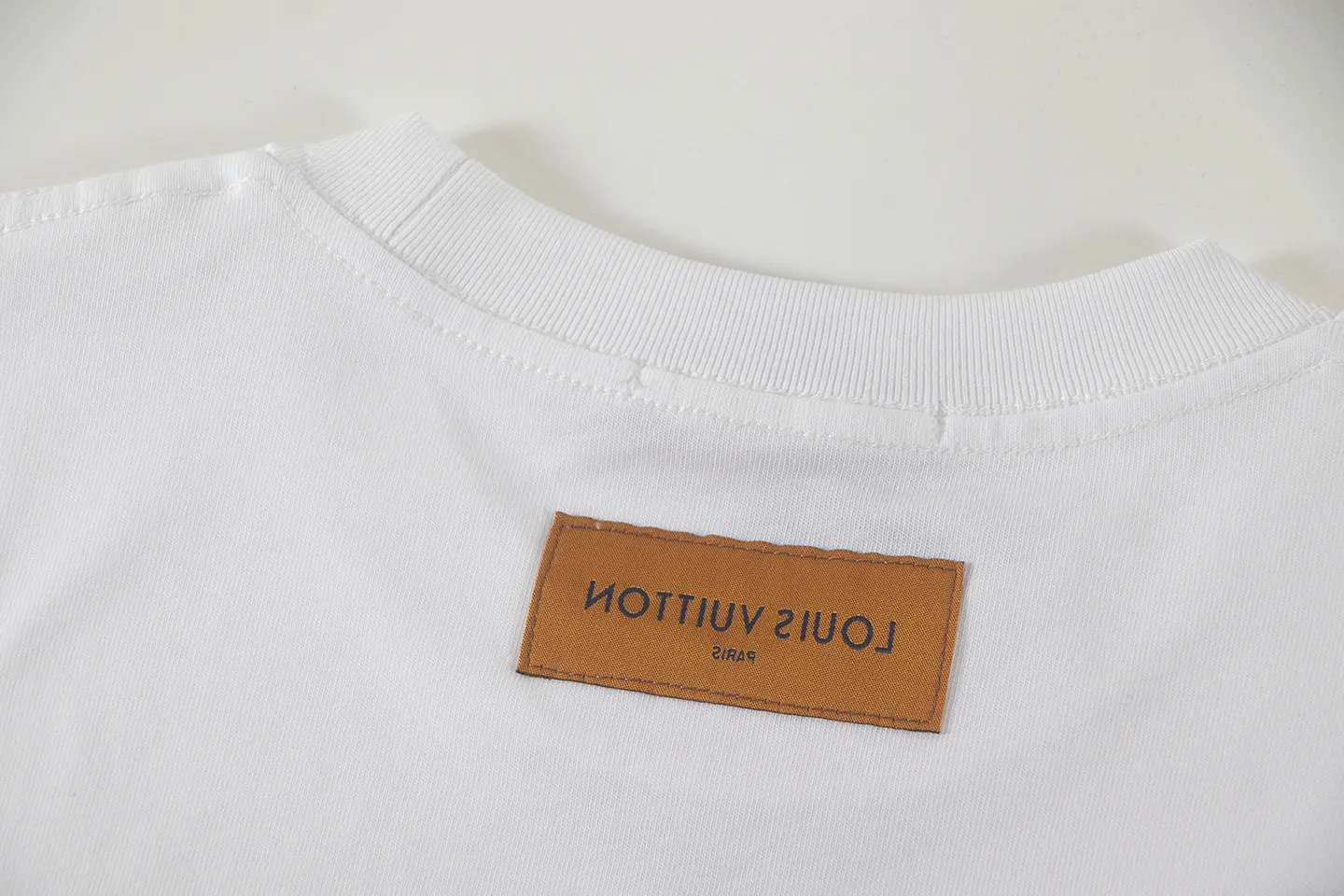 🅿️160 louis vuitto*2026 latest whitewash embroidered short-sleeved T-shirt Material: Made of high version 300g double yarn combed cotton Size: S M L XL Color: black and white Style number: W2809